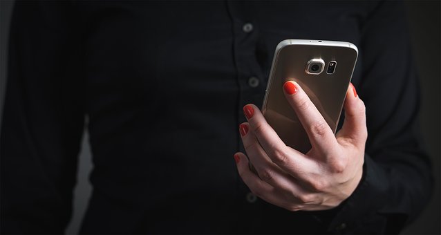 Devojka sa telefonom